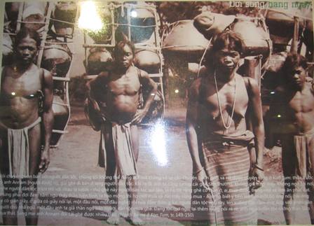 Vài suy nghĩ về sức hấp dẫn của công trình Người Ba- Na ở Kontum[Nguyễn Kinh Chi và Nguyễn Đổng Chi]